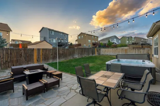 Modern 5BR Home Near Airport - Central Location & Hot Tub