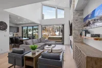 NEW LUXURIOUS RIVERFRONT DOWNTOWN TOWNHOME 4 BED 2.5 BA W/ HOT TUB