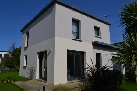 House between land and sea, 10 minutes' walk from the beach and GR34. Отели в г. Карантек