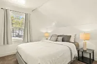 Serene Historic Cottage: Mountain Views, Hot Tub, Fire Pit, Fireplace, Snowbowl