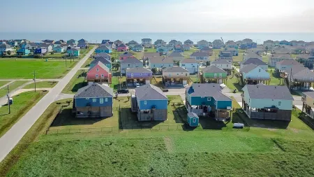 Blue Lobster Lodge for 8 | Near Beach, Central Отели рядом с достопримечательностью «Crystal Beach Spot»