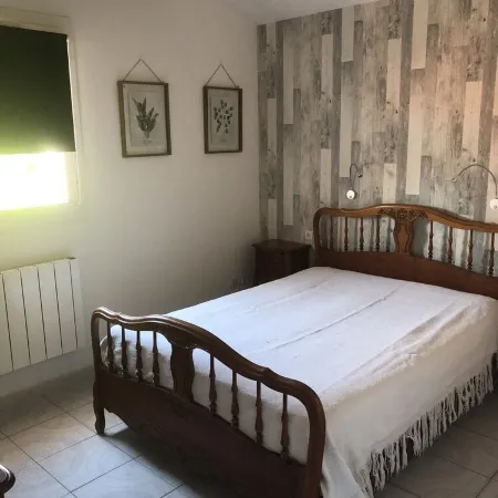 3-bedroom house with veranda, air-conditioning and attractive features. Отели в г. Соред