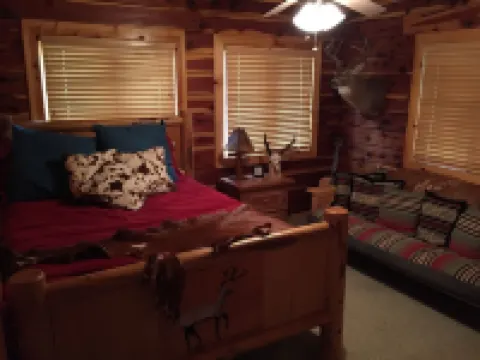 Beautiful Cedar Cabin Connection on Lake Hamilton