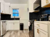 Charming & Centrally Located 1 Bedroom Apt / King Bed