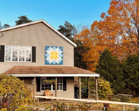 Bubar Barn - screen porch, deck, + parking Hotels in Schroon