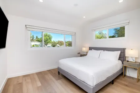 King Suite / Free Heated Pool / BBQ / Newly Renovated Отели рядом с достопримечательностью «Национальный исторический парк Лос Энсинос»