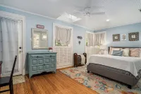 Cozy cottage with rooftop deck, fire pit, hot tub & community boat dock and cove