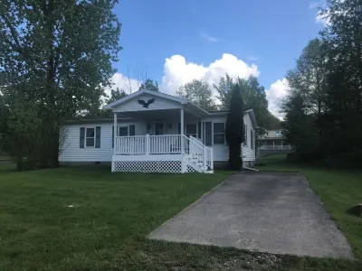 Quiet, 3 bedroom & 1 bath get-a-way. Near Lake Erie for fishing & skiing resorts Uncle John's Elk Creek Campground 주변 호텔