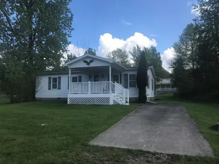 Quiet, 3 bedroom & 1 bath get-a-way. Near Lake Erie for fishing & skiing resorts Отели рядом с достопримечательностью «Uncle John's Elk Creek Campground»