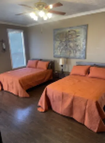 3 bedrooms, 2 full bath, dining room, great room, den, beautiful outdoor patio. Hotels in Blytheville