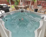 Elegant Hot tub l Fire Pit l BBQ l Oldtown Clovis
