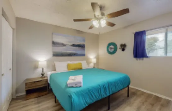 Gated Uptown Condo, 2bd/1ba, KING bed added