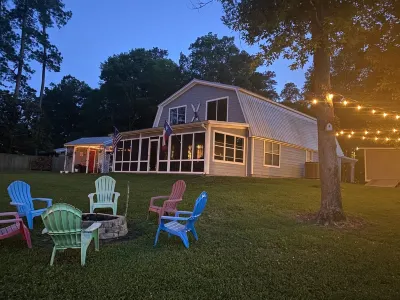 Lakefront cottage located in forested East Texas