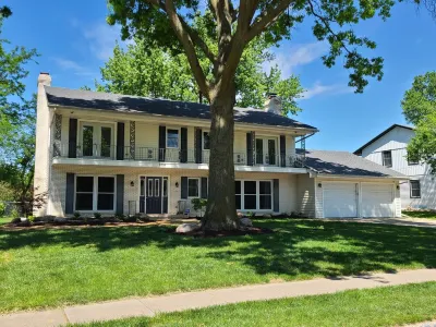 Executive Rental - 4 bed, 4 bath fully furnished home W/L2 EV Charging Station Các khách sạn gần Bellevue University Lozier Professional Center