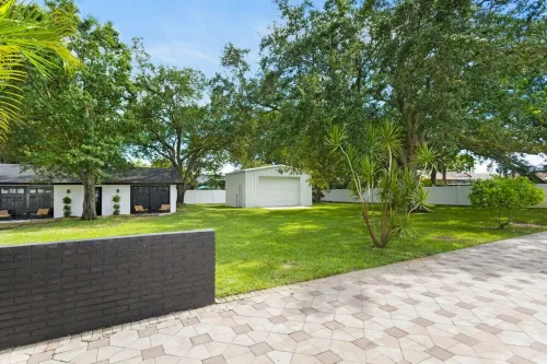 Luxury Villa with Heated Saltwater Pool & Spa, Mini Golf, BBQ, 5 Mins to Beach