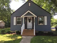 New Reno. Entire Home. Blue Bungalow in downtown Lake Geneva. Walk to Lake - 4-Star