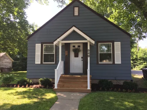 New Reno. Entire Home. Blue Bungalow in downtown Lake Geneva. Walk to Lake