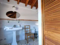 Charming rural house with swimming pool 3 km from the city of Granada. parking