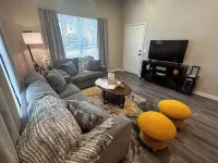 Blue House - Cozy 3 Bedroom, King Bed, Rotary Park