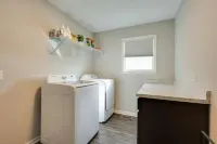 Modern, Spacious Whole Unit Traveler's Home!