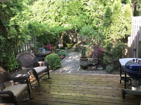 Einstein Lounge in Downtown - 2 BR w Loft and Fenced Yard Отели в г. Принстон