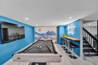 New Pocono Getaway:3-Tier Theater, Hot Tub, Fire pit, Pool Table.Near Lake Naomi