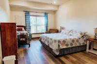 Huckleberry Hollow, secluded home in the woods, wraparound porch, soaker tub!