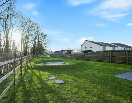 High spec, 4 bed family eco-home w/private gym & tennis courts in Lincolnshire.