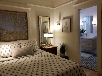 The Blue Door Cottage - Vintage meets Modern Hotels near Oakdale Museum & History Center