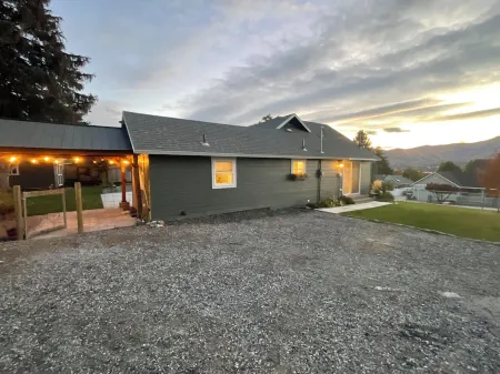 Comfy 3-bed bungalow in East Wenatchee, where nearby adventures await.