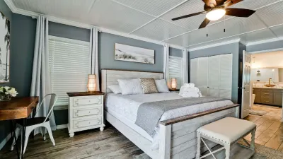 Anna Maria Island 🏝2 King Suites🛌Sleeps12💤AirHockey-Games🎮FirePit🔥PingPong Hotels near Palm View First Baptist Church