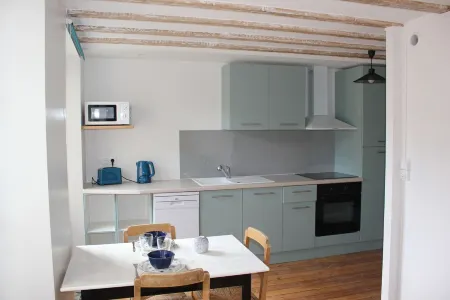 Charming apartment ideally located Отели в г. Байе