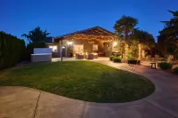 An Entertainment Oasis!  Off the I5,Woodburn Outlet Mall & minutes from Safeway.