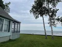 Lakefront home on breathtaking Lake Huron. 허런 카운티 호텔