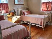Newly renovated Farm cottage with Mountain views Hotels in Warren County
