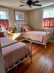 Newly renovated Farm cottage with Mountain views