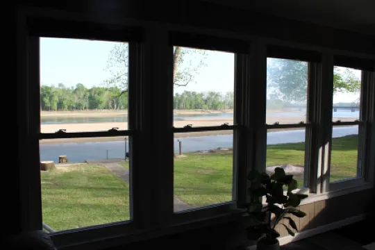 Osage River Get-Away, kayaks included! Relaxing with a beautiful view