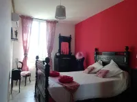 DUPLEX IN OLD MASTER HOUSE SWIMMING POOL, GARDEN, PARKING BEACHES 8 Km away Hotels in Pomerols