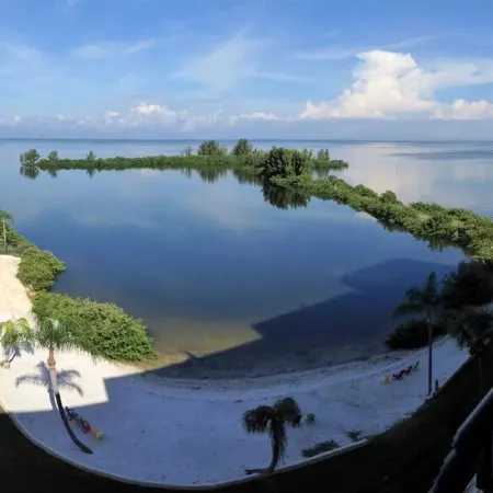 LUXURY WEST FACING CONDO -  STUNNING VIEWS AND BOAT DOCK!!!