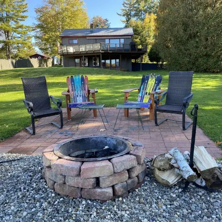 Lake house for 8, all seasons! Large deck overlooking the water