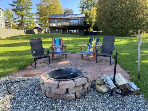 Lake house for 8, all seasons! Large deck overlooking the water Hotels in Argyle