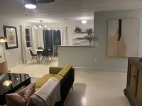 Midcentury Rambler with large backyard and open patio. 네이플스 호텔