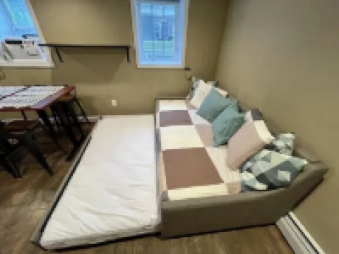 Garden Studio, access to I-93 to Airport, Tufts U, Hiking & Chevalier Theater.