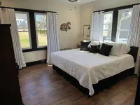 2-bedroom vacation home just a two minute walk to downtown Center Pointe Suites 주변 호텔