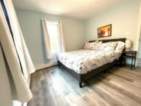 Beautiful Farmhouse, 6 bedrm, pond, woods, firepit