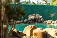 Stunning Hidden Haven w/Pool! Casa Industrial