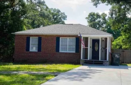 Cute cottage near the Navy base