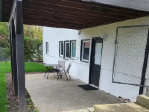 Safe neighborhood. Minutes to freeways, Downtown, and Airport. Hotels in Burien