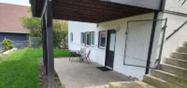 Safe neighborhood. Minutes to freeways, Downtown, and Airport.