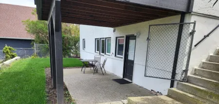 Safe neighborhood. Minutes to freeways, Downtown, and Airport.